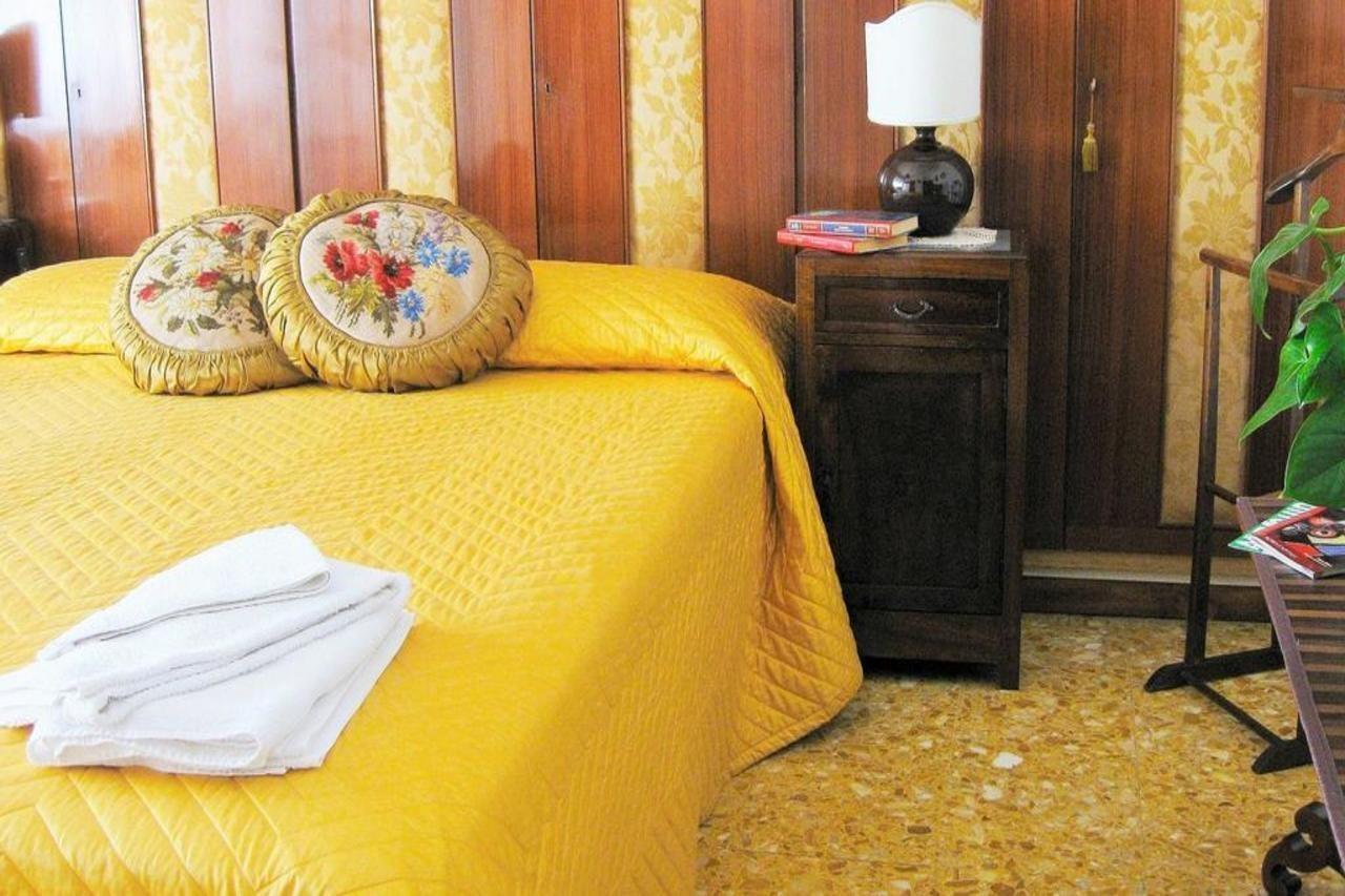 Romulus Rex Otel Dış mekan fotoğraf