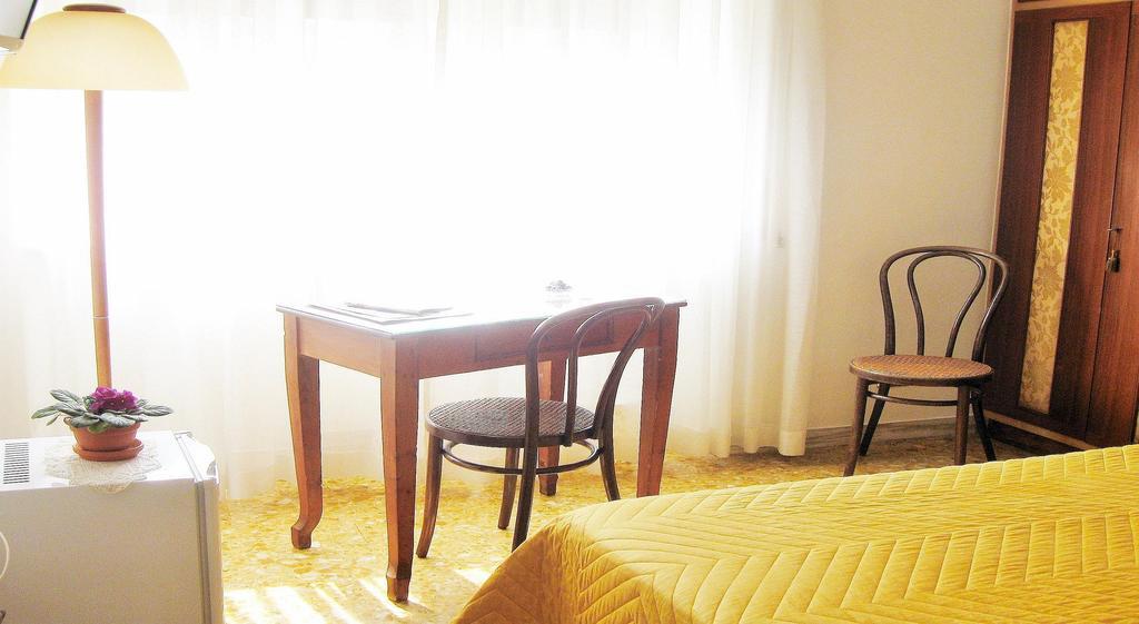 Romulus Rex Otel Dış mekan fotoğraf