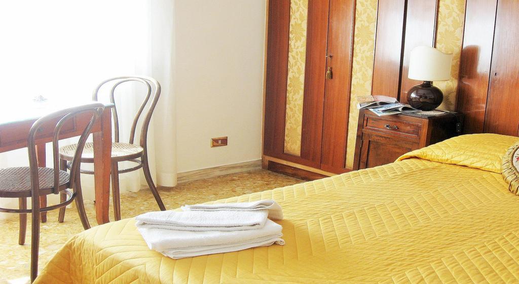 Romulus Rex Otel Oda fotoğraf